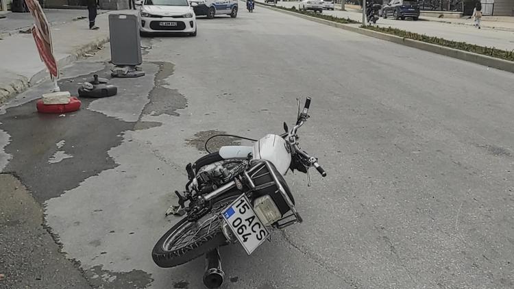 Motosikletle kaza yapan genç yaralandı
