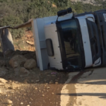 Alanya'da kamyon yan yattı sürücü yaralandı