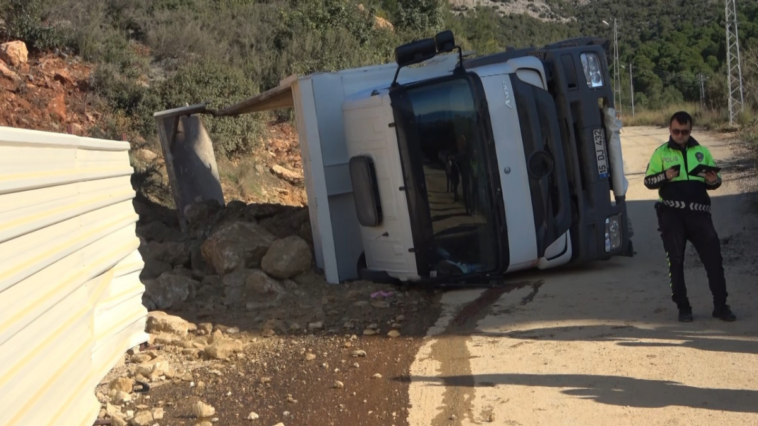 Alanya'da kamyon yan yattı sürücü yaralandı