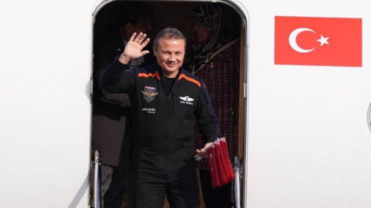 Alper Gezeravcı Türkiye'ye döndü