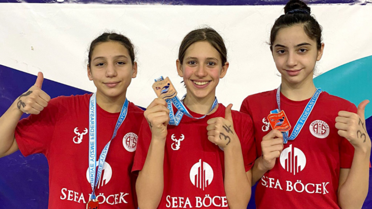 Antalyaspor Yüzme Takımı, 9 madalya ve 1 milli takım vizesi kazandı