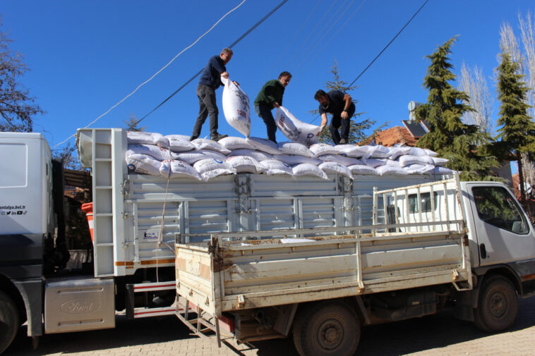 Büyükşehir'den üreticiye süt yemi desteği