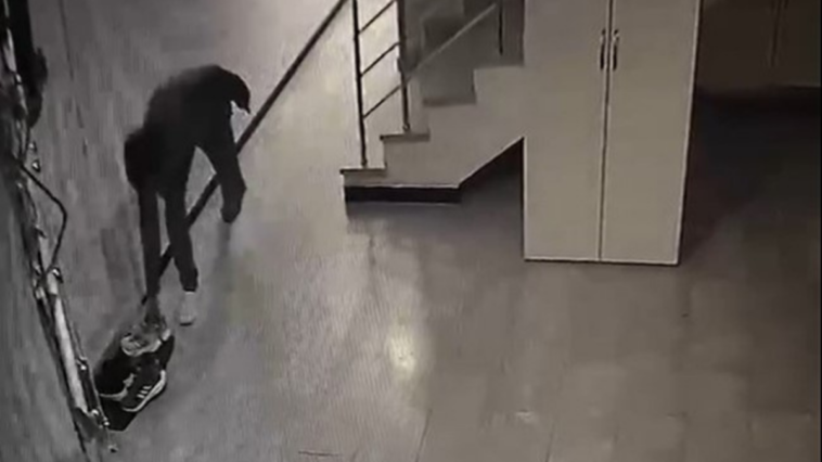 Daire kapısı önündeki spor ayakkabıyı böyle çaldı