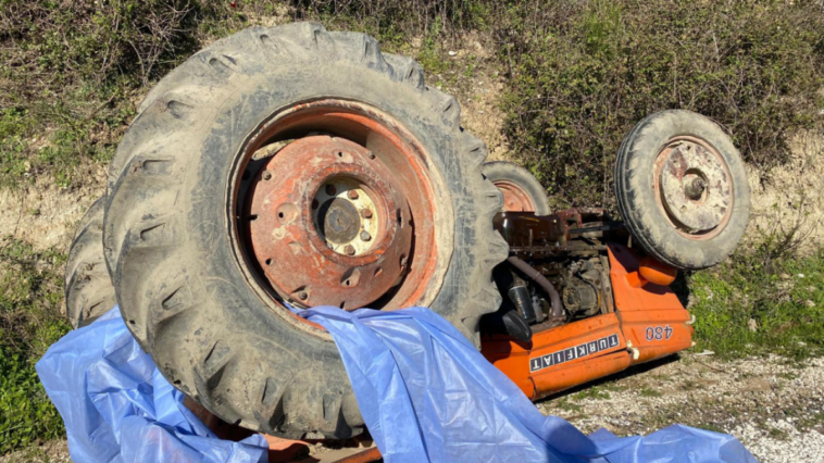 Devrilen traktörün altında kaldı