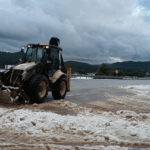 Dolu karayolunu trafiğe kapattı