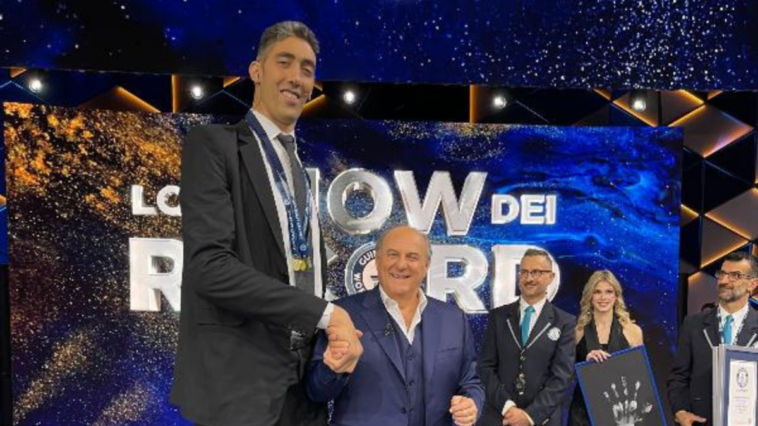 ‘Dünyanın en uzun boylu adamı’ unvanını korudu