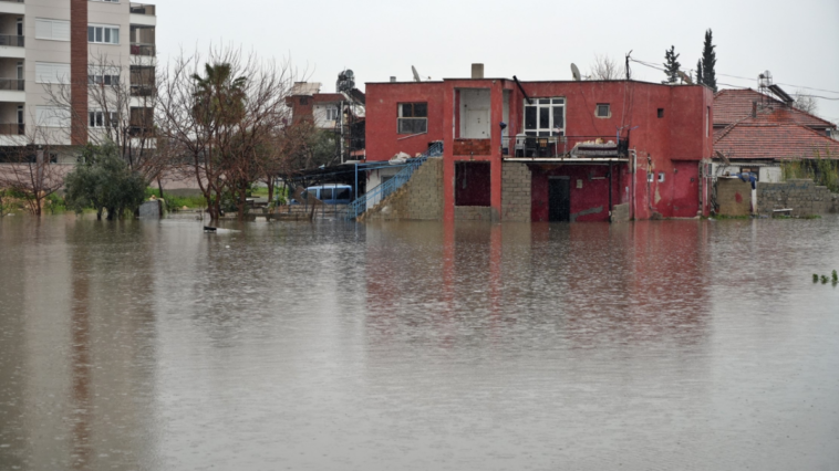 Gebizli Mahallesi'nde sular çekiliyor