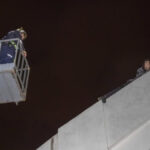 Instagram hikayesi için 8 metrelik duvarda mahsur kaldı