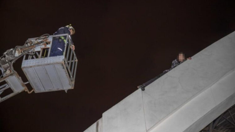 Instagram hikayesi için 8 metrelik duvarda mahsur kaldı