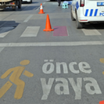 Kepez'de yaya geçidinde aracın çarptığı 2 kişiden biri hayatını kaybetti