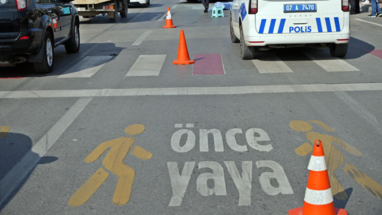 Kepez'de yaya geçidinde aracın çarptığı 2 kişiden biri hayatını kaybetti