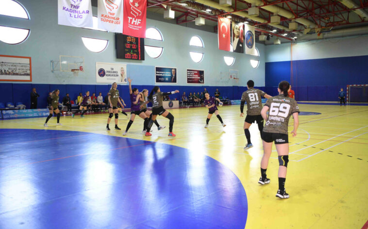 Mavi Kelebekler zirveyi bırakmıyor