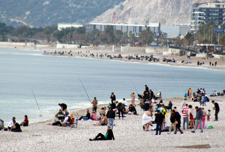 Meşhur Konyaaltı Sahili tıklım tıklım