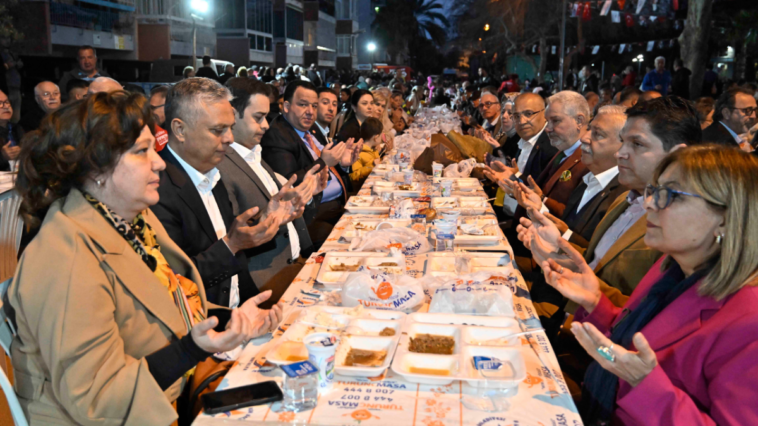 Muratpaşa'da ilk iftar Beş Şehitler Parkı'nda