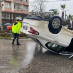 Otomobil kavşakta devrilerek ters döndü