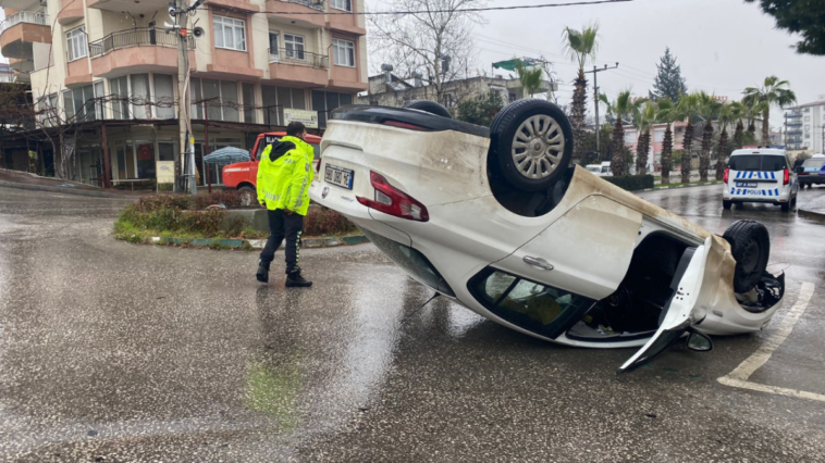 Otomobil kavşakta devrilerek ters döndü