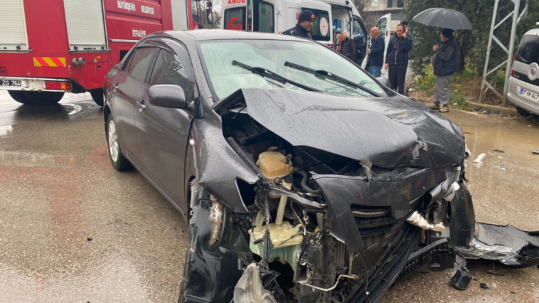 Serik'te iki otomobil çarpıştı, anne ve oğlu yaralandı