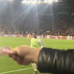 Tribünden para gösterdi, cezayı yedi