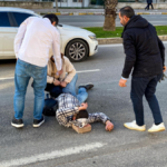 Yaralının başının altına kaldırım taşı koydular