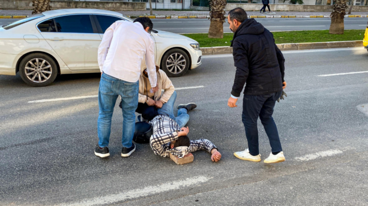 Yaralının başının altına kaldırım taşı koydular