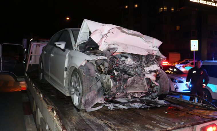 2 otomobil kafa kafaya çarpıştı 4 kişi yaralandı