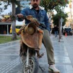 Elektrikli motosiklete sedir ağacı kaplama