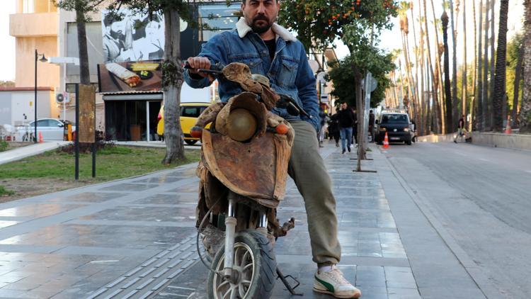 Elektrikli motosiklete sedir ağacı kaplama