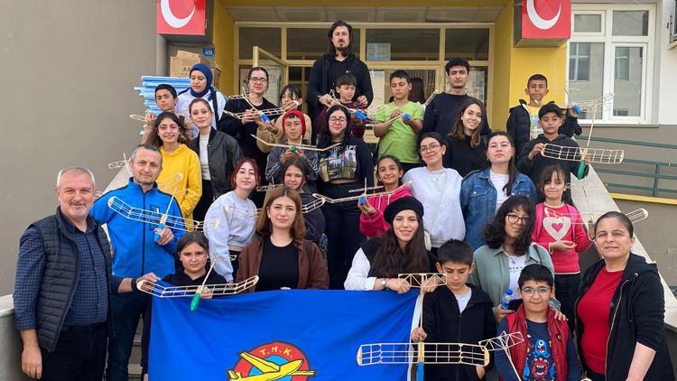 THKden öğrencilere model uçak eğitimi