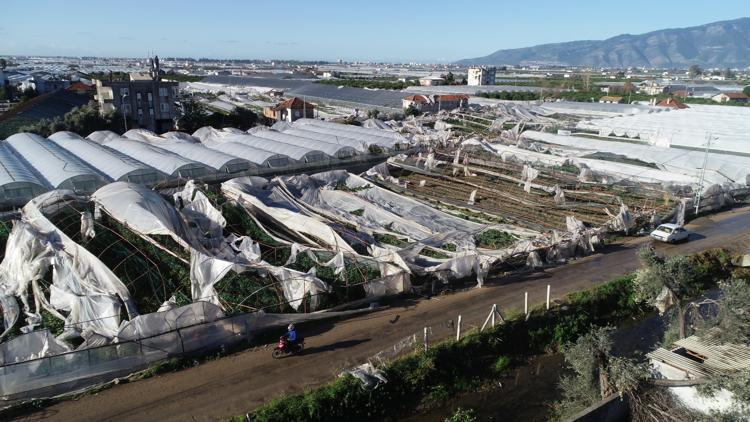 Antalyayı sağanak ve hortum vurdu; 6 yaralı, 1000 dönüm sera zarar gördü