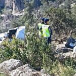 Kamyon uçurumdan yuvarlandı: 2 yaralı