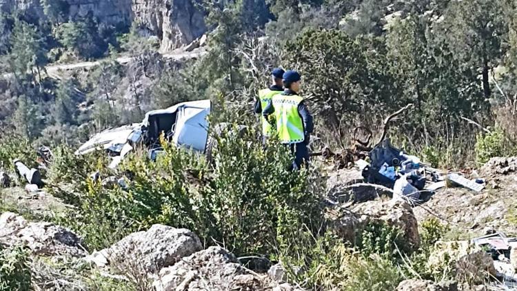 Kamyon uçurumdan yuvarlandı: 2 yaralı