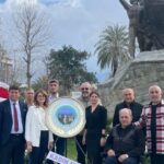 Kadınlardan anıta çelenk