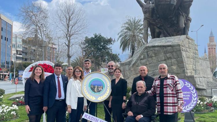 Kadınlardan anıta çelenk