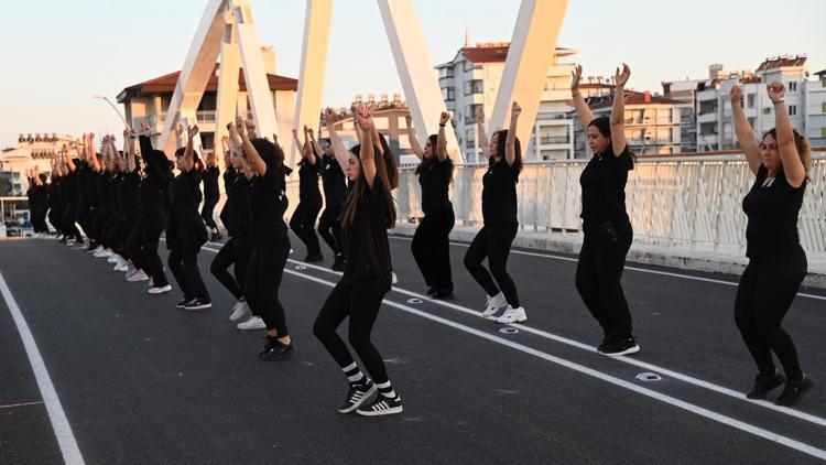 Kadınlar Gününde halaylı kutlama