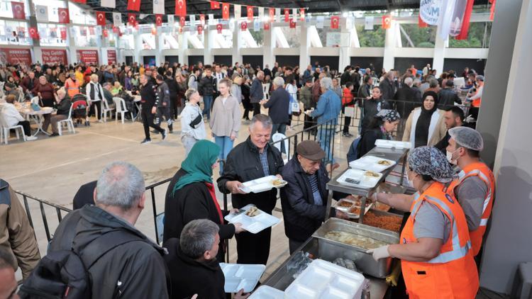 Atatürk Spor Salonunda iftar sofrası