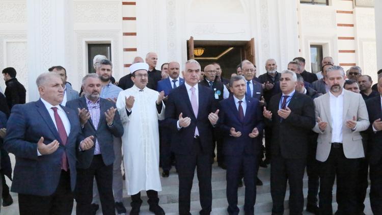 Bakan Ersoy, Antalya Havalimanındaki yeni caminin açılışını yaptı