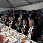 Başkan Böcek Manavgatlı hemşehrileri ile iftar yaptı