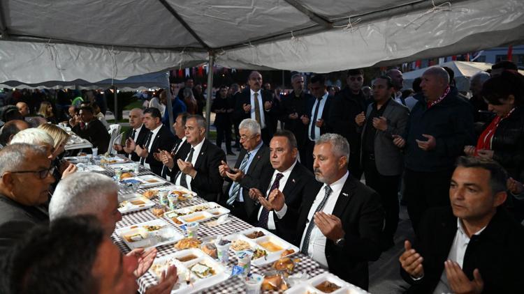 Başkan Böcek Manavgatlı hemşehrileri ile iftar yaptı
