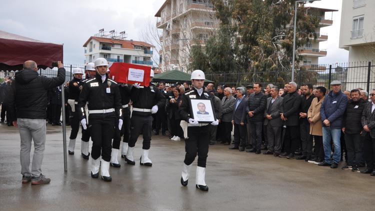 Görev başında fenalaşıp hayatını kaybeden polis için tören
