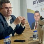 Başkan adayı masaya çıkan kediyi görünce hayvan mezarlığı projesini anlattı