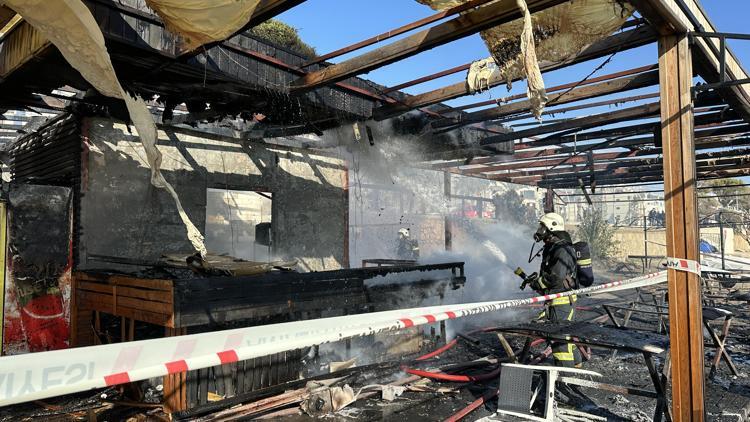 Sahildeki büfe yangında kullanılamaz hale geldi