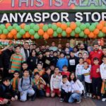 Alanyasporlu futbolcular imza gününde taraftarlarla buluştu