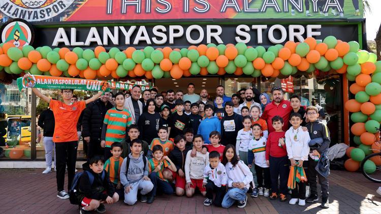 Alanyasporlu futbolcular imza gününde taraftarlarla buluştu