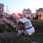 Kamyonetin kanala uçtuğu kazada 3 kişi yaralandı