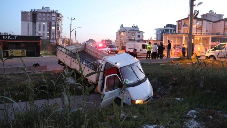 Kamyonetin kanala uçtuğu kazada 3 kişi yaralandı