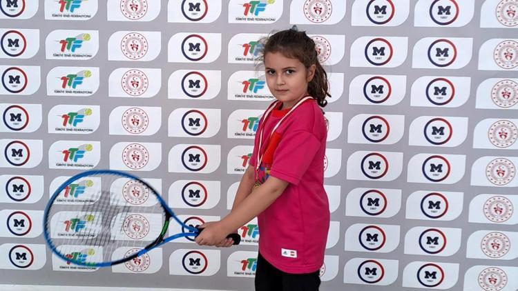 Lösemiyle savaşı süren Öykü Arin, hayata da raket sallıyor