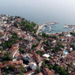 Geceleri nüfusu on binleri geçen mahallede 83 seçmen, 3 muhtar adayı için oy kullanacak