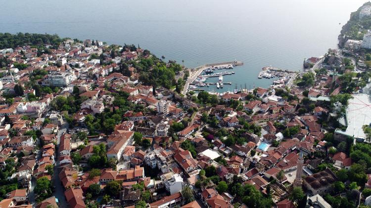 Geceleri nüfusu on binleri geçen mahallede 83 seçmen, 3 muhtar adayı için oy kullanacak
