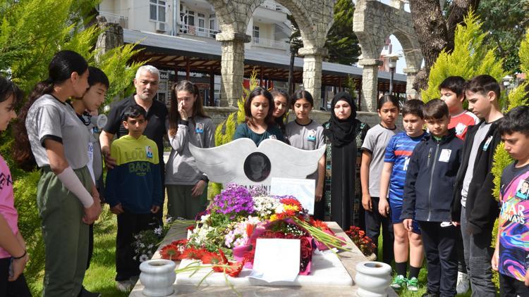 Köpekten kaçarken kamyonun çarptığı Mahra, ölümünün 2nci yıl dönümünde mezarı başında anıldı