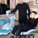 Serebral palsi hastası İlker, oyunu kullanmaya tekerlekli sandalyeyle geldi